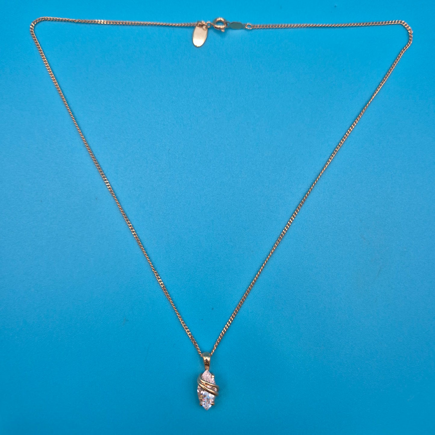 Elegante Kette mit marquiseförmigem Zirkonia-Anhänger in Goldoptik