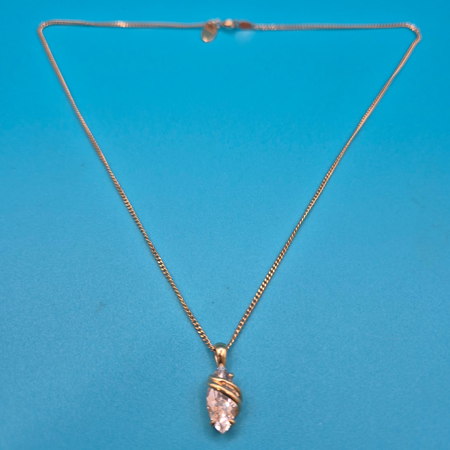Elegante Kette mit marquiseförmigem Zirkonia-Anhänger in Goldoptik