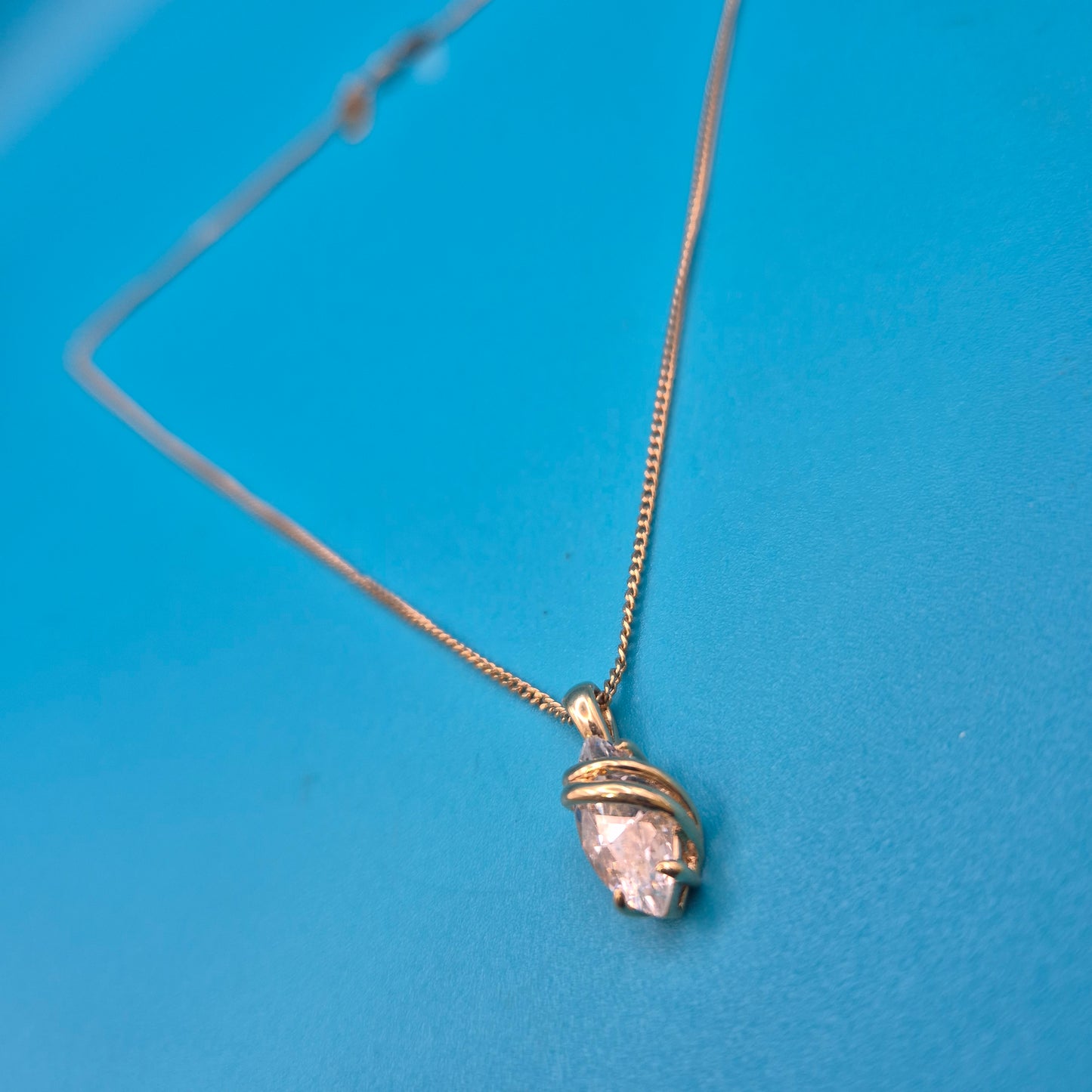 Elegante Kette mit marquiseförmigem Zirkonia-Anhänger in Goldoptik