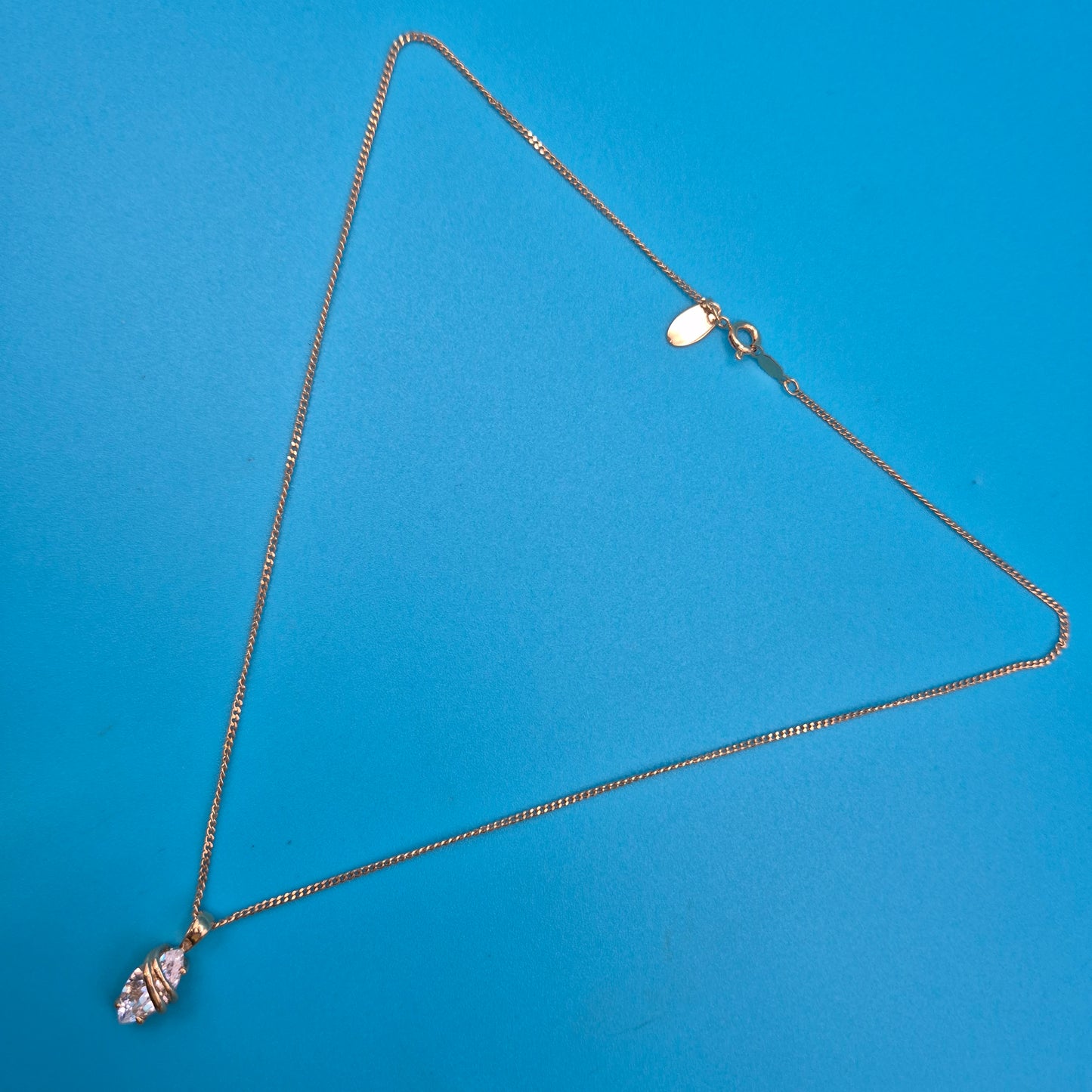 Elegante Kette mit marquiseförmigem Zirkonia-Anhänger in Goldoptik