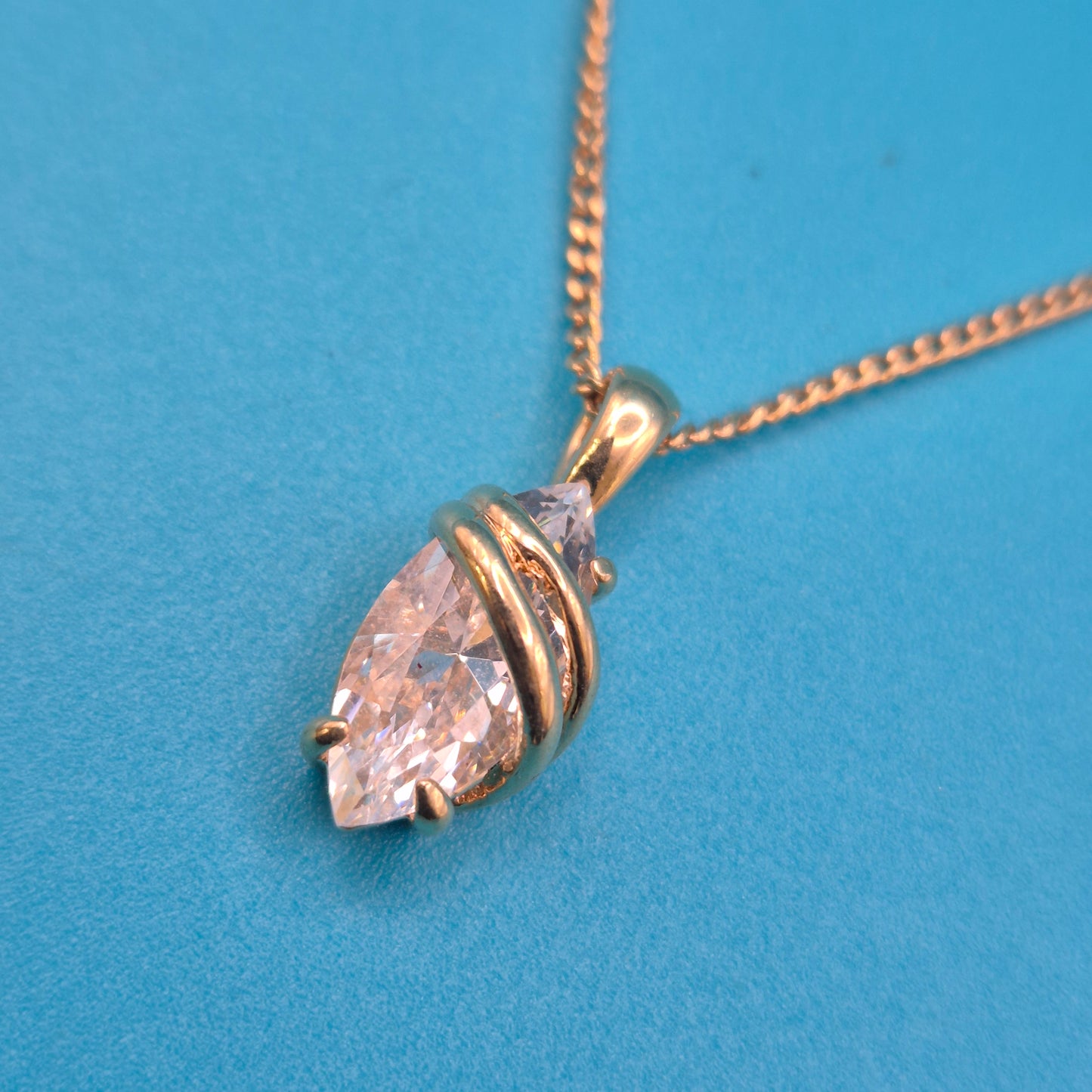 Elegante Kette mit marquiseförmigem Zirkonia-Anhänger in Goldoptik