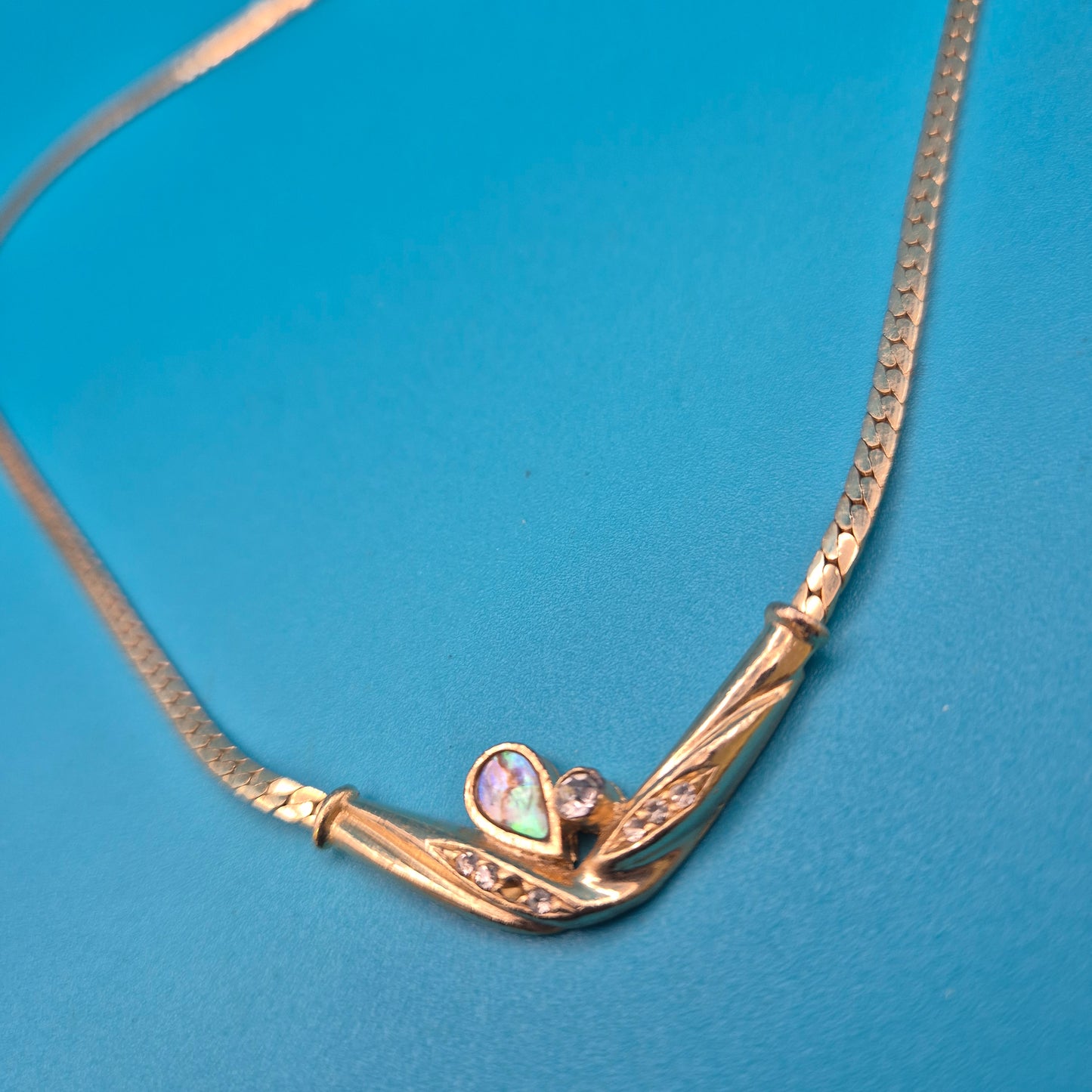 Elegante Vintage-Halskette mit Abalone-Einlage und Zirkonia-Akzenten