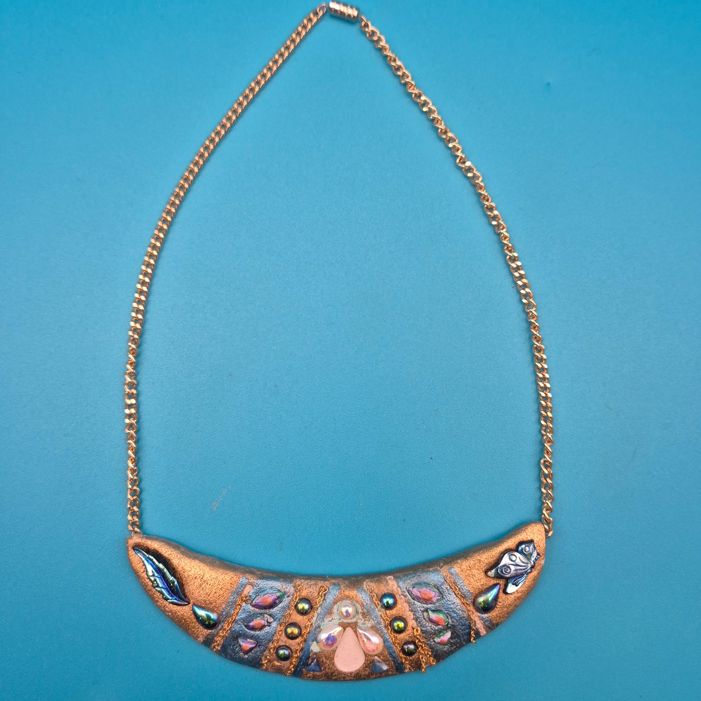 Boho Statement-Kette Halbmond mit Schmucksteinen und goldfarbener Kette