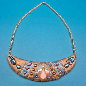 Boho Statement-Kette Halbmond mit Schmucksteinen und goldfarbener Kette