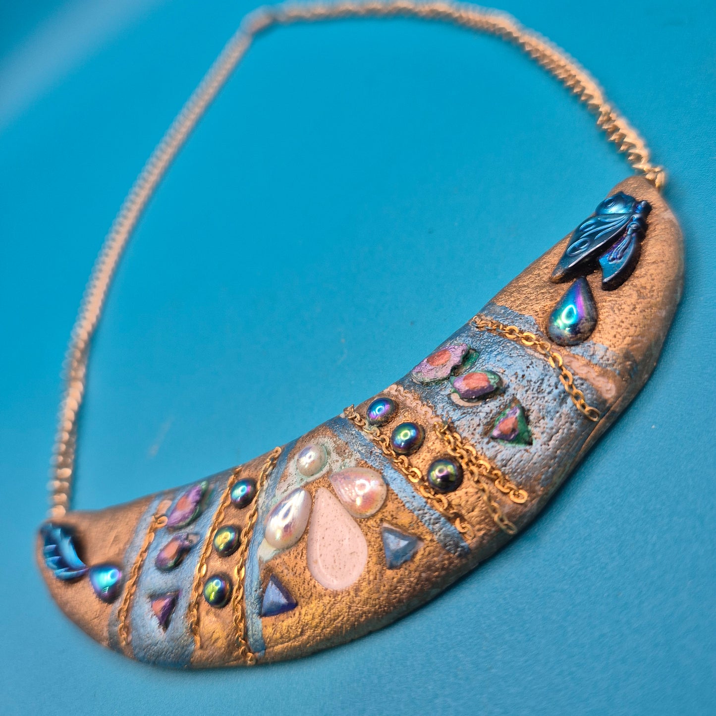 Boho Statement-Kette Halbmond mit Schmucksteinen und goldfarbener Kette