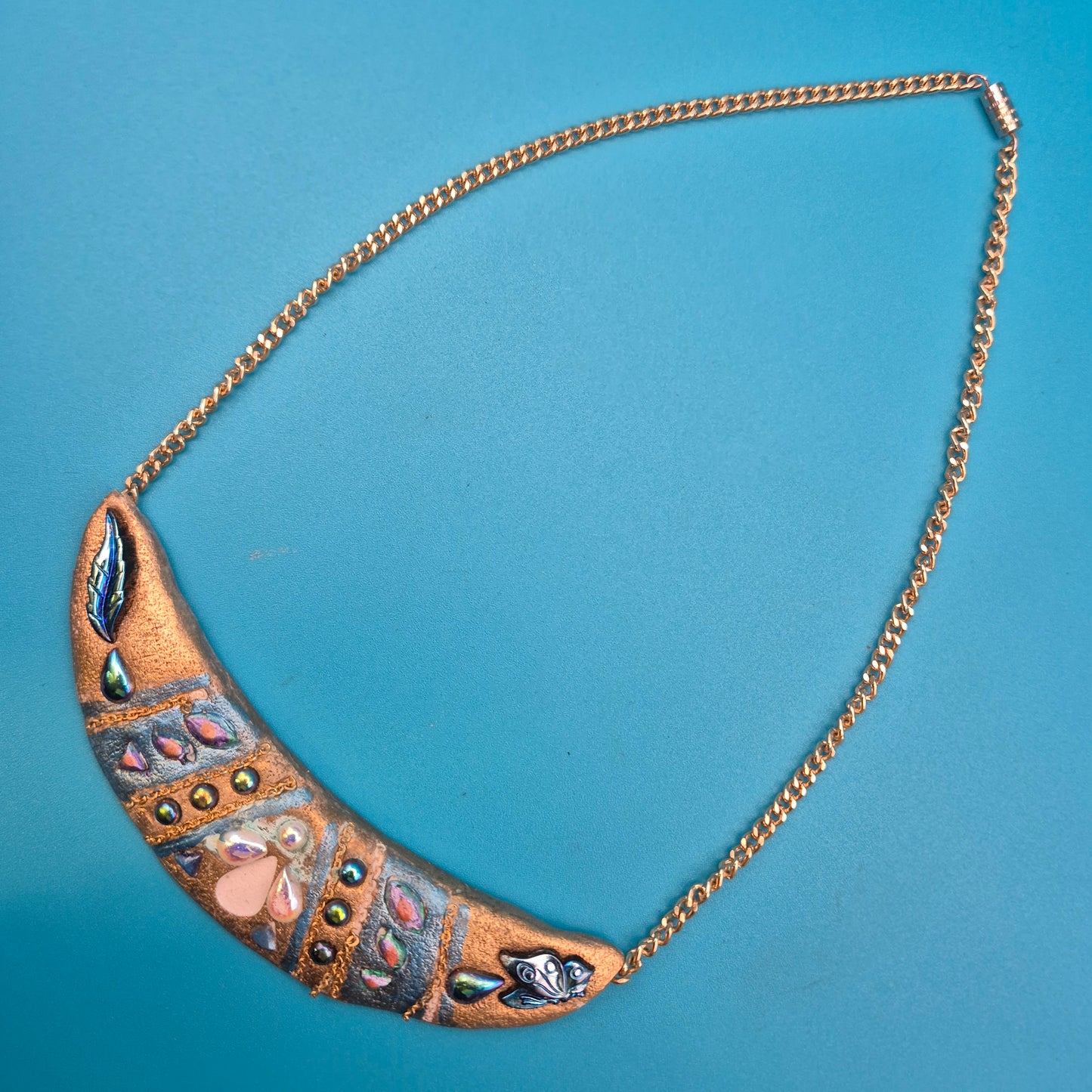 Boho Statement-Kette Halbmond mit Schmucksteinen und goldfarbener Kette