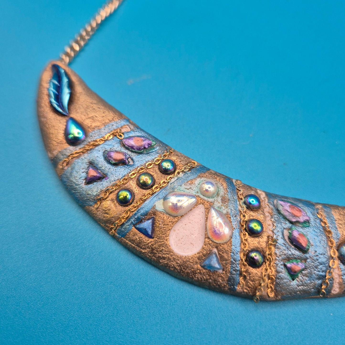 Boho Statement-Kette Halbmond mit Schmucksteinen und goldfarbener Kette