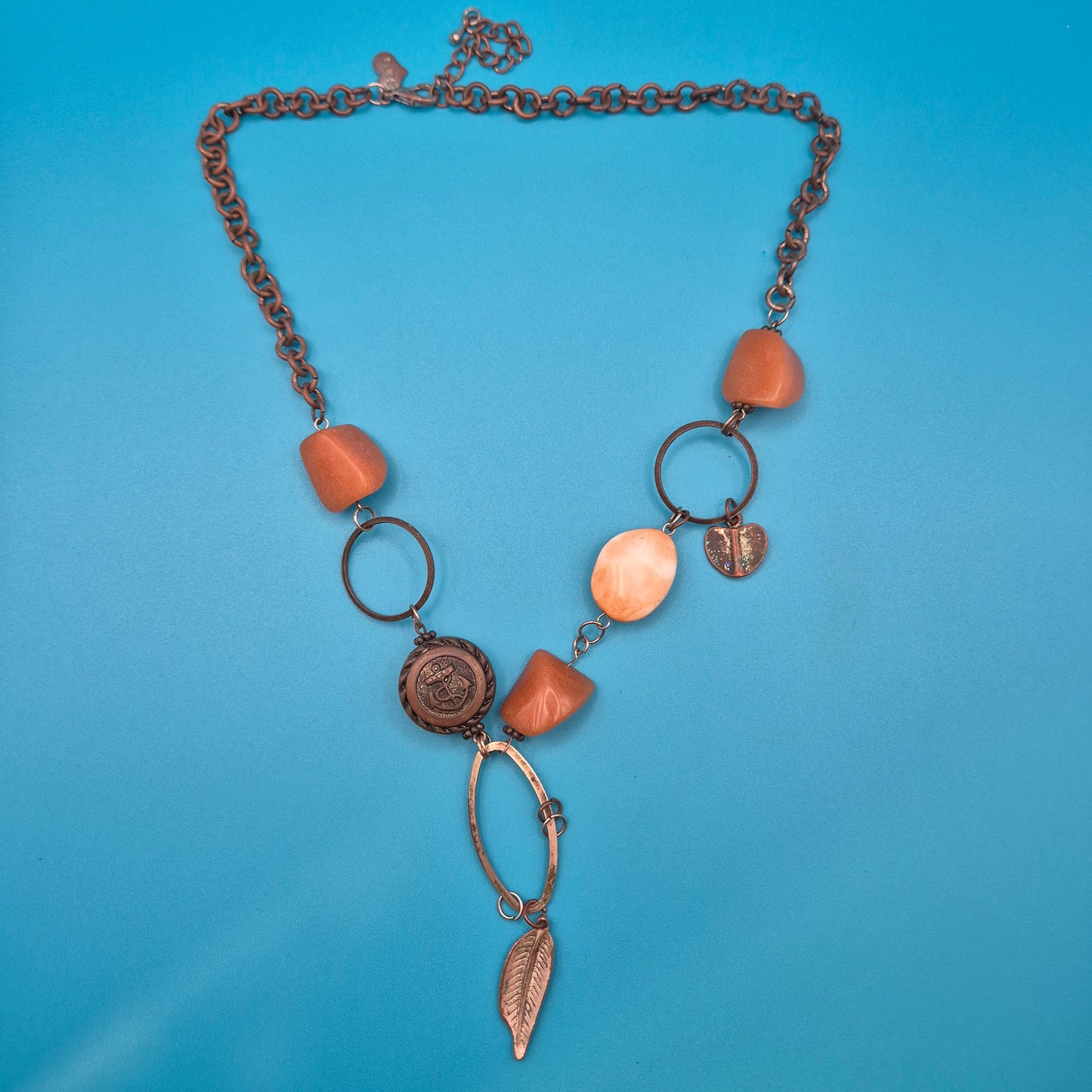 Vintage Statement-Kette mit Federn-Anhänger und Stein-Elementen in Kupfer-Optik