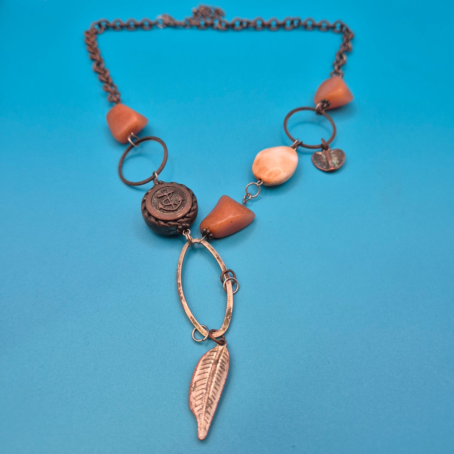 Vintage Statement-Kette mit Federn-Anhänger und Stein-Elementen in Kupfer-Optik