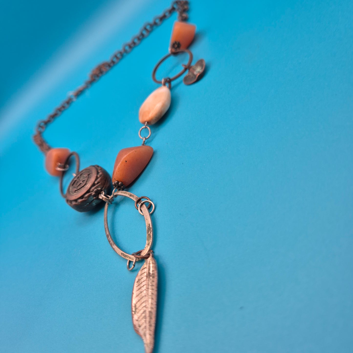 Vintage Statement-Kette mit Federn-Anhänger und Stein-Elementen in Kupfer-Optik