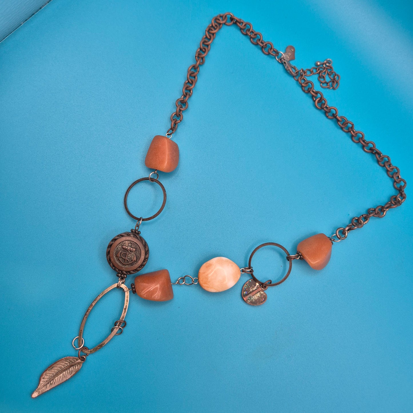 Vintage Statement-Kette mit Federn-Anhänger und Stein-Elementen in Kupfer-Optik