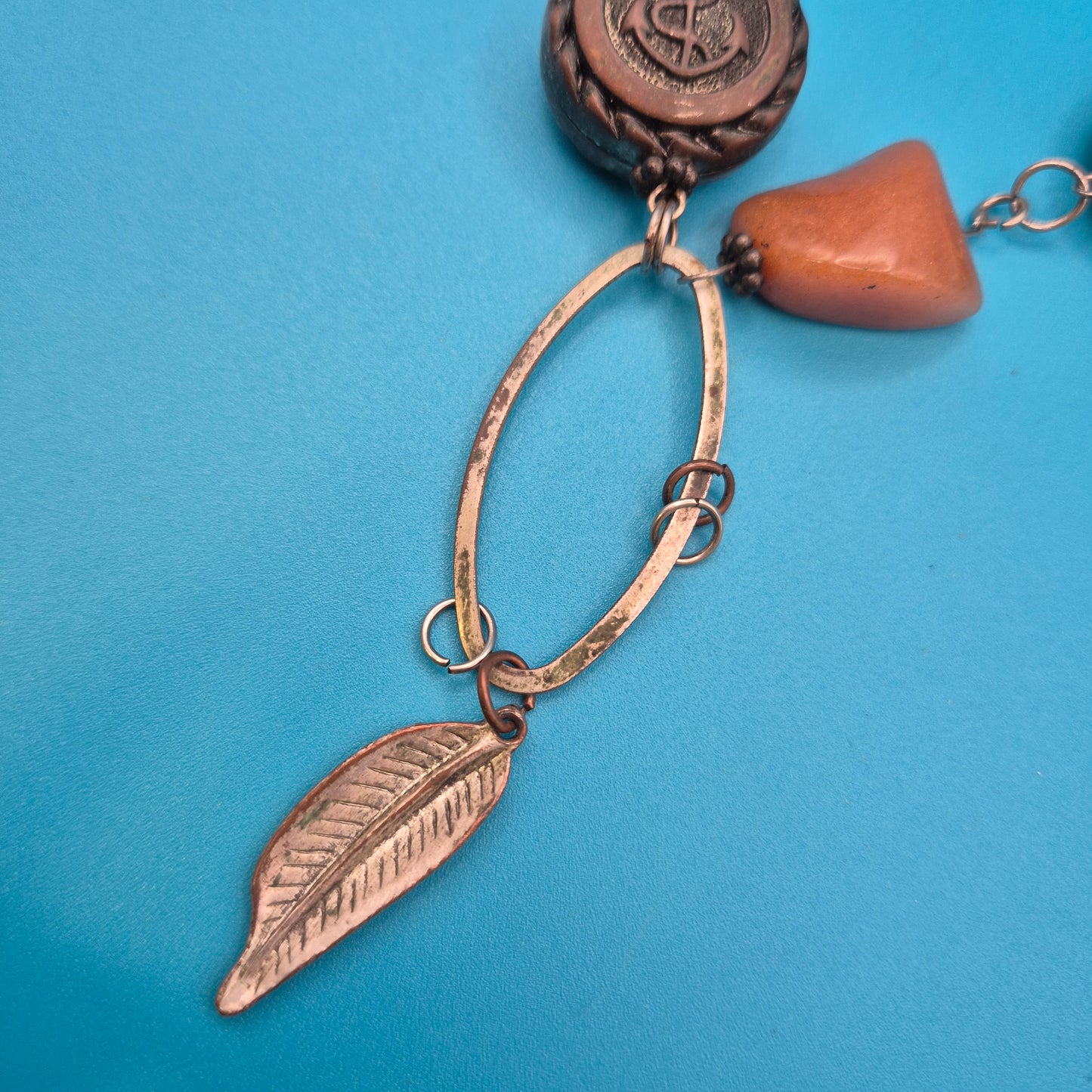 Vintage Statement-Kette mit Federn-Anhänger und Stein-Elementen in Kupfer-Optik