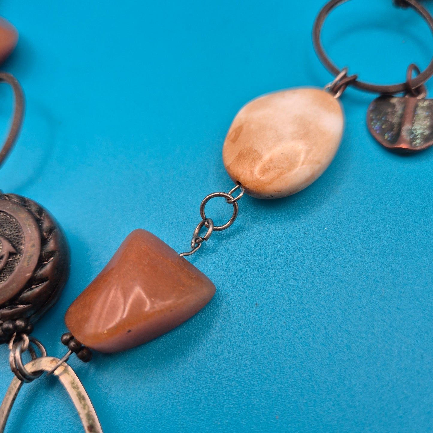 Vintage Statement-Kette mit Federn-Anhänger und Stein-Elementen in Kupfer-Optik