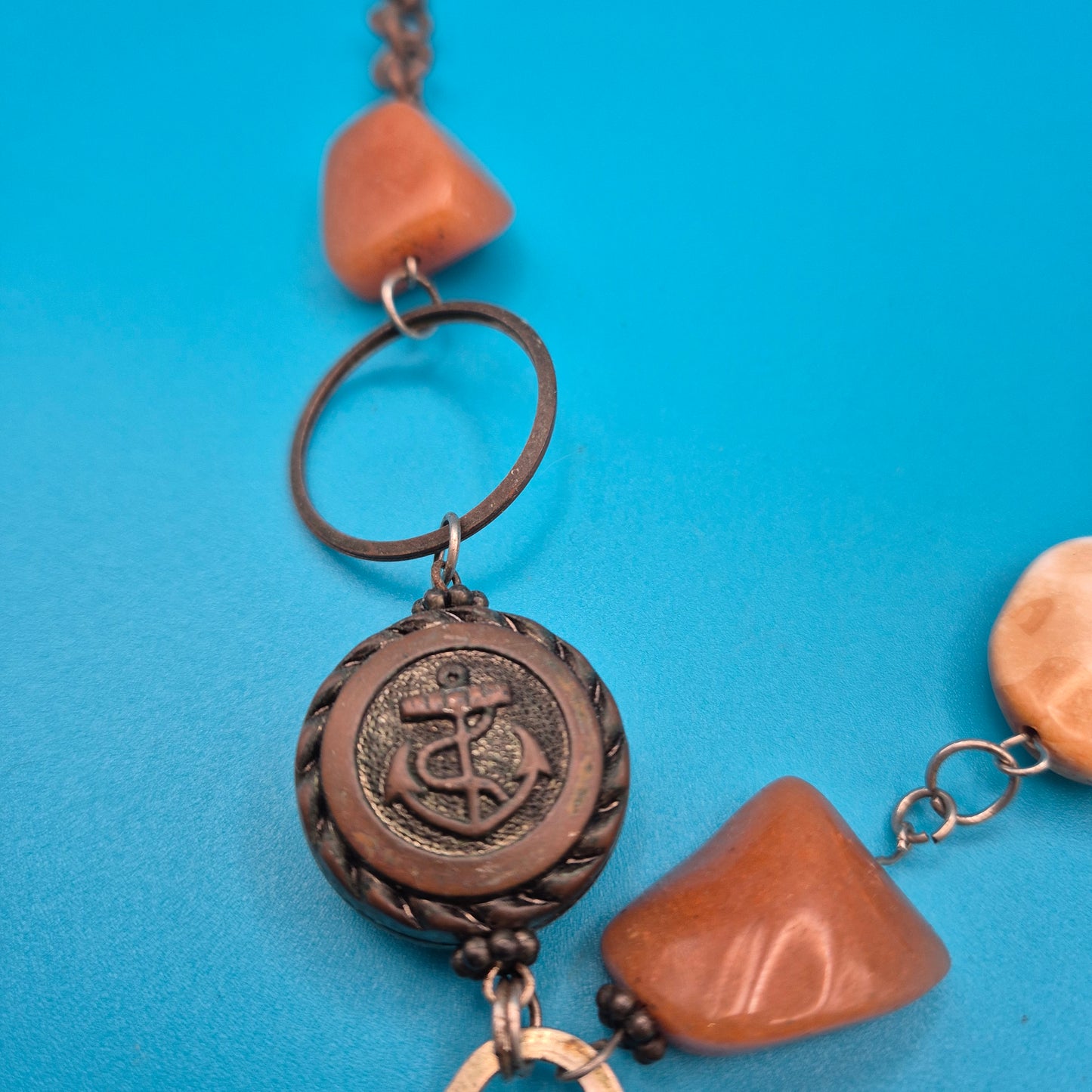 Vintage Statement-Kette mit Federn-Anhänger und Stein-Elementen in Kupfer-Optik
