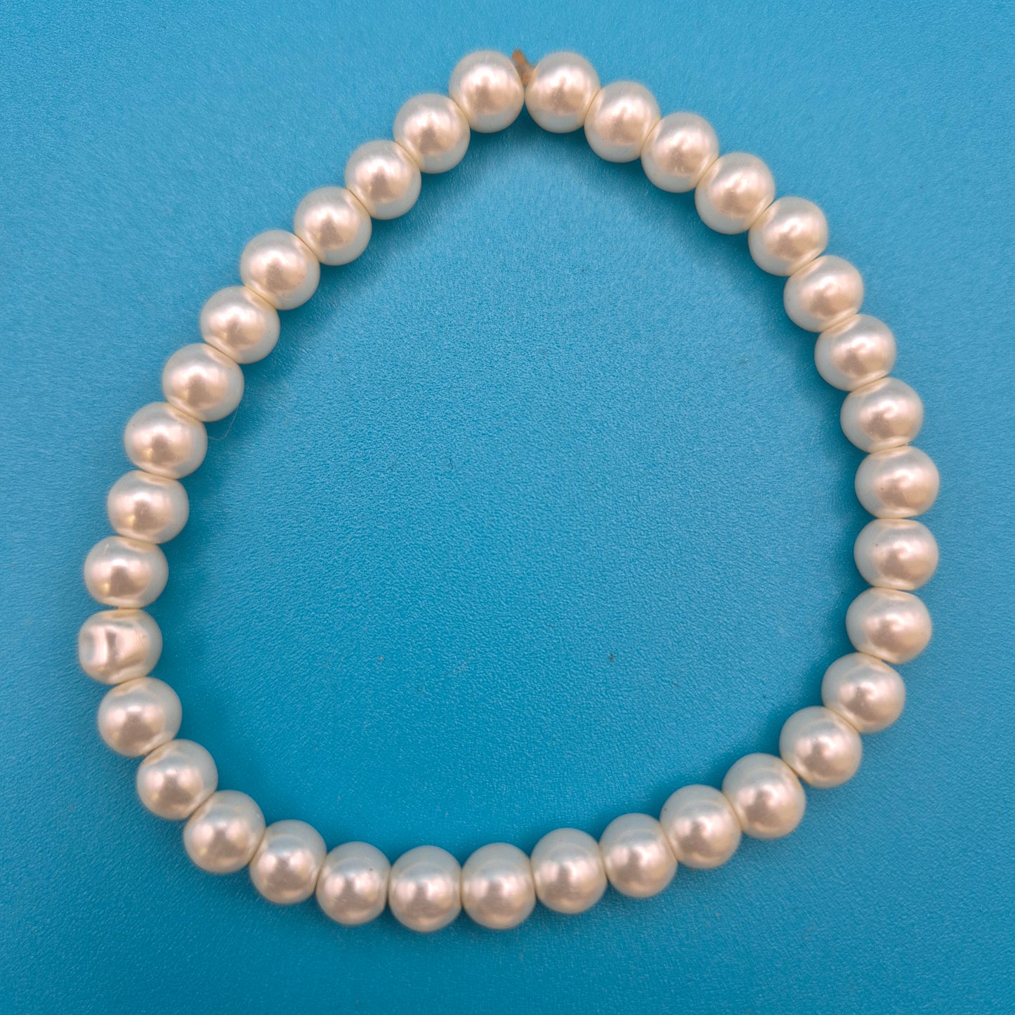 Klassisches Perlenarmband in Weiß - Zeitloser Vintage-Schmuck
