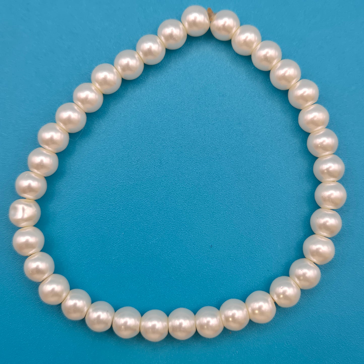 Klassisches Perlenarmband in Weiß - Zeitloser Vintage-Schmuck