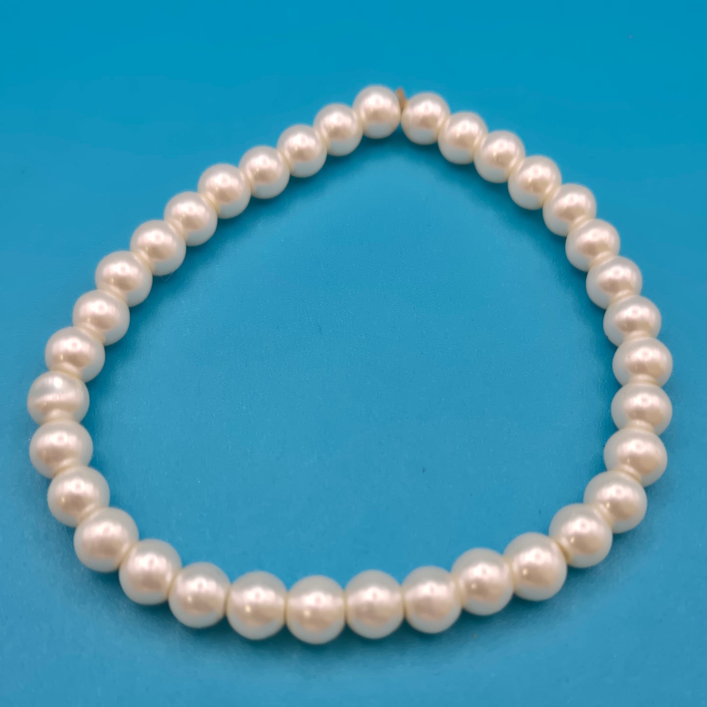 Klassisches Perlenarmband in Weiß - Zeitloser Vintage-Schmuck