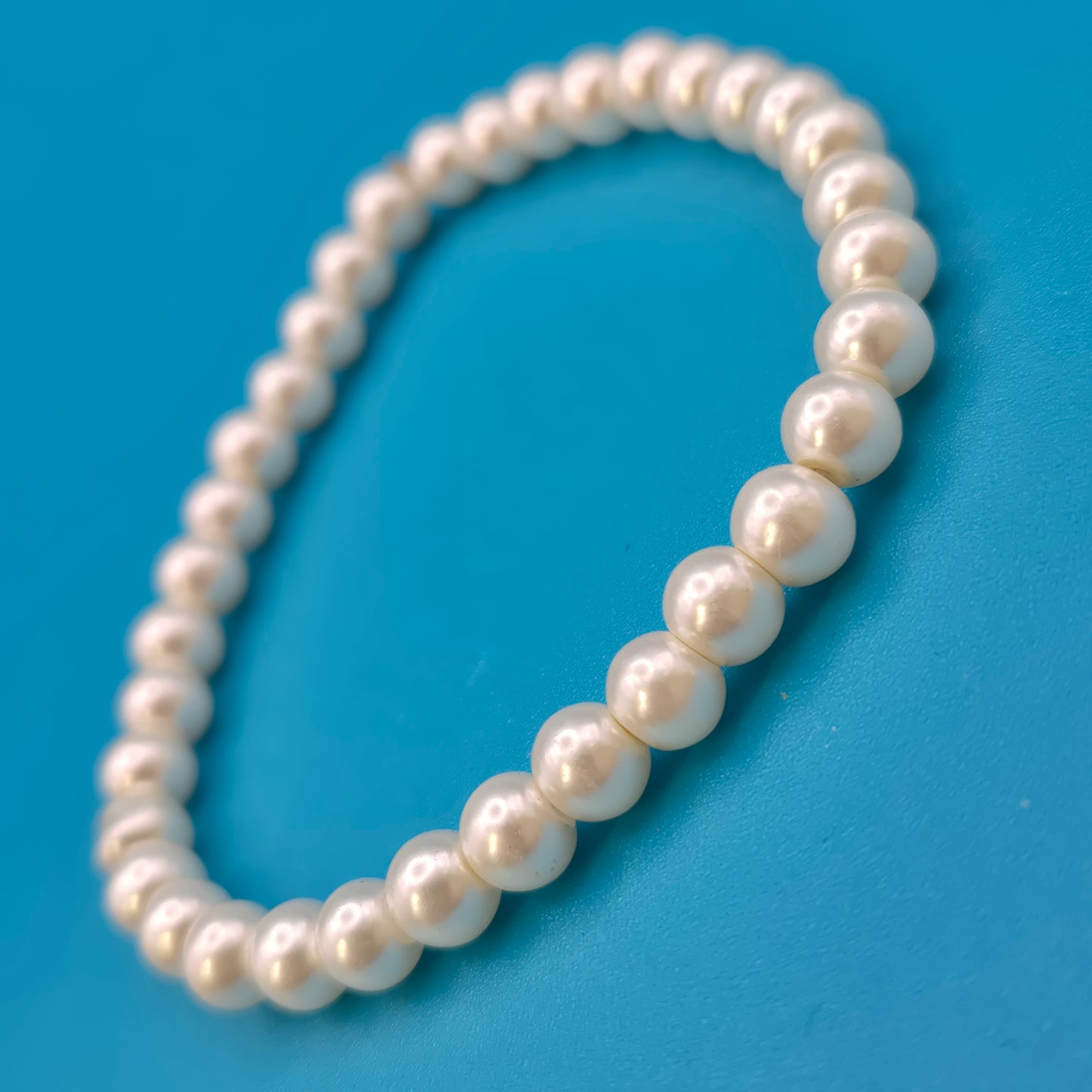 Klassisches Perlenarmband in Weiß - Zeitloser Vintage-Schmuck