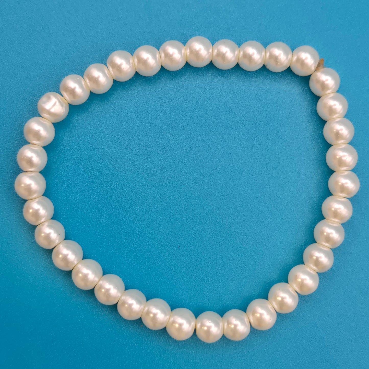 Klassisches Perlenarmband in Weiß - Zeitloser Vintage-Schmuck