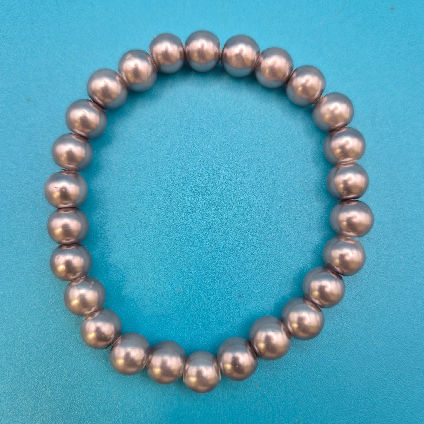 Elegantes Vintage-Perlenarmband in schimmerndem Metallic-Grau