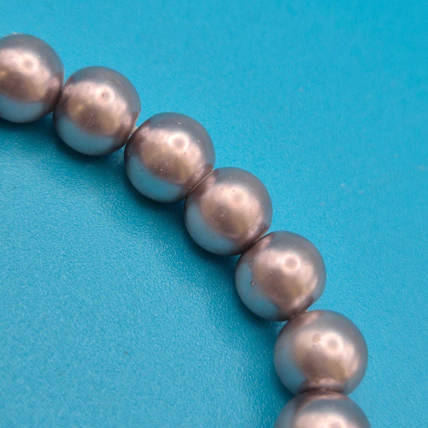 Elegantes Vintage-Perlenarmband in schimmerndem Metallic-Grau