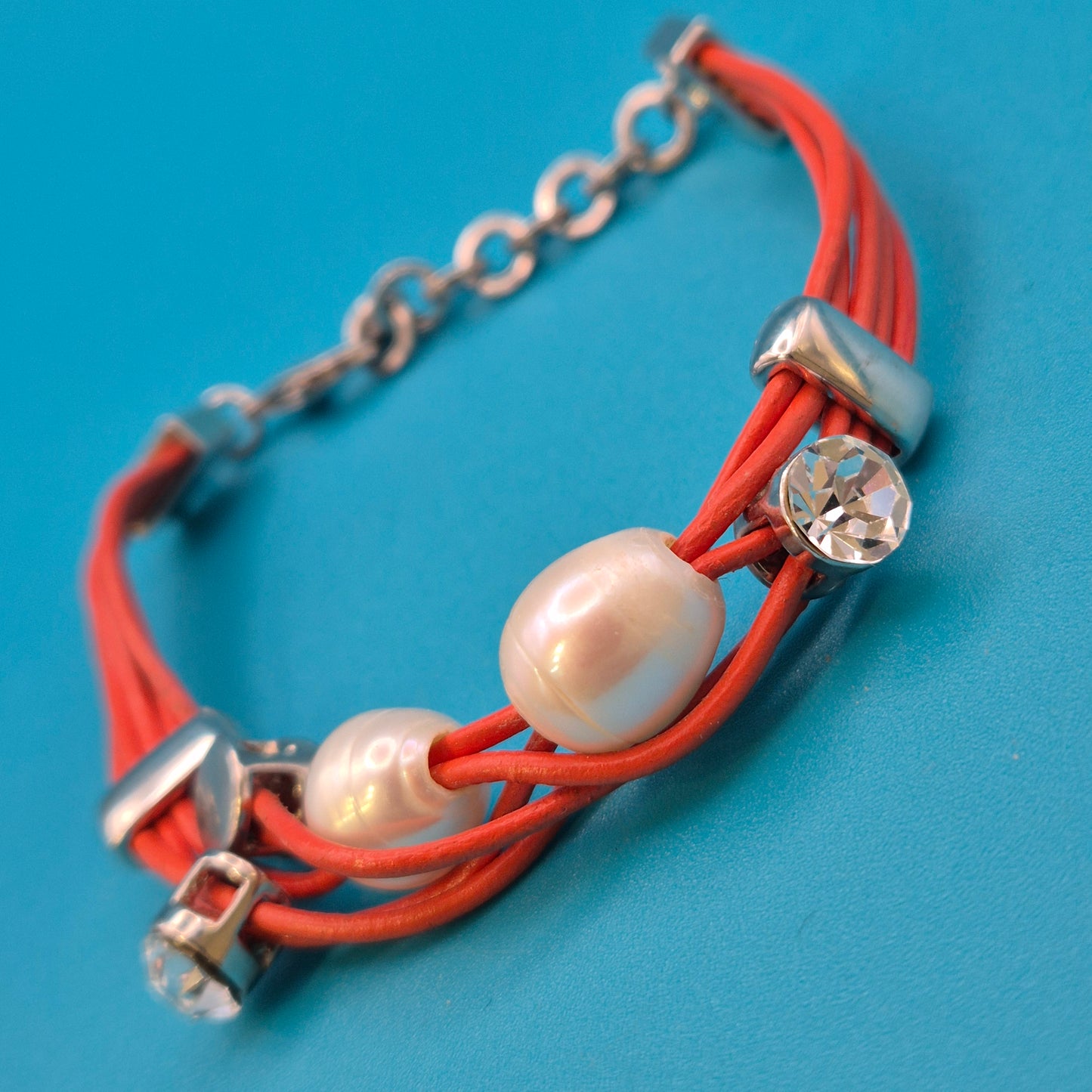 Mehrsträngiges Leder-Armband in Orange mit echten Perlen und Kristall-Details