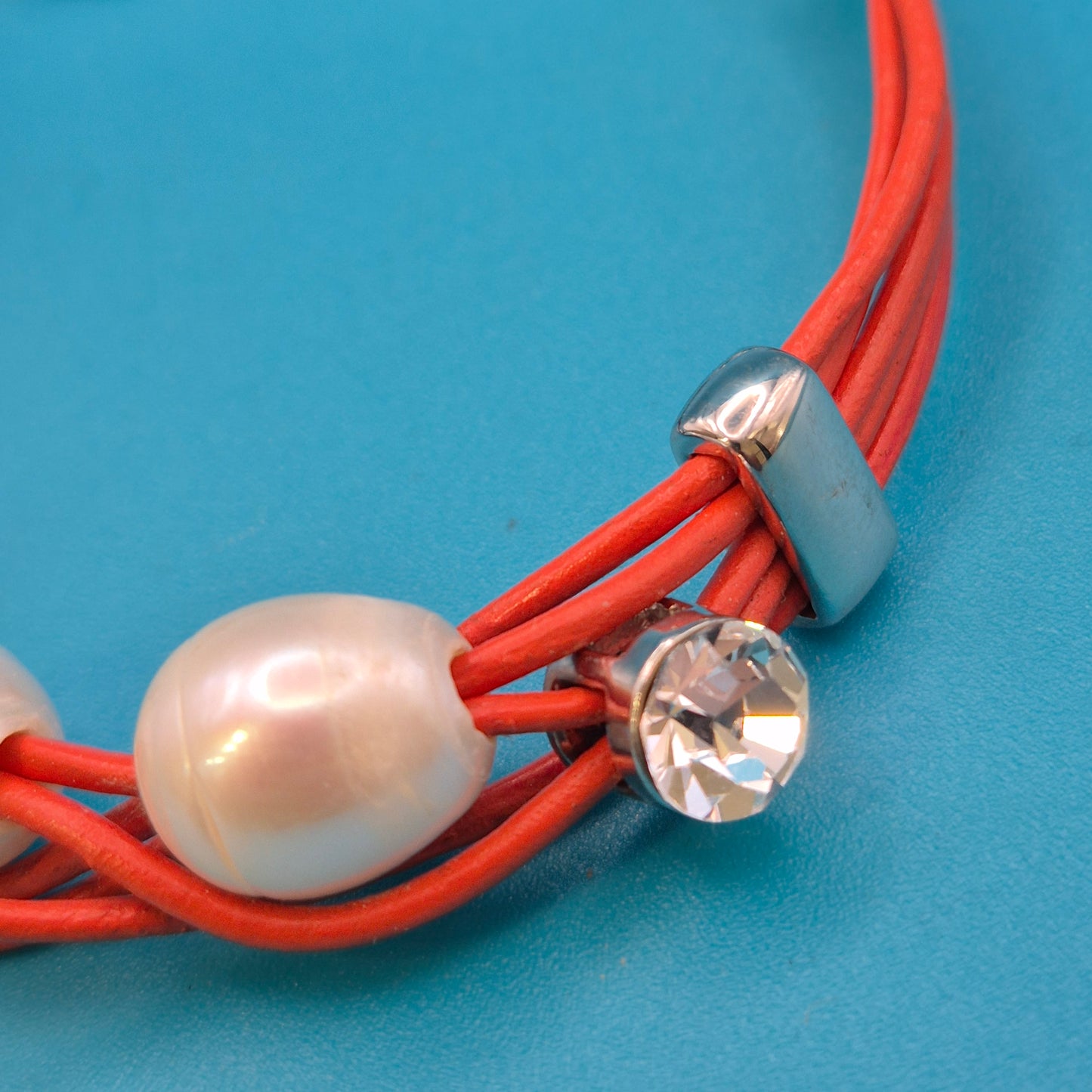 Mehrsträngiges Leder-Armband in Orange mit echten Perlen und Kristall-Details