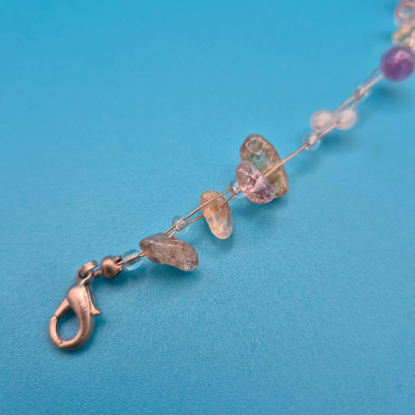 Zartes Edelstein-Armband mit Amethysten und Splitterperlen