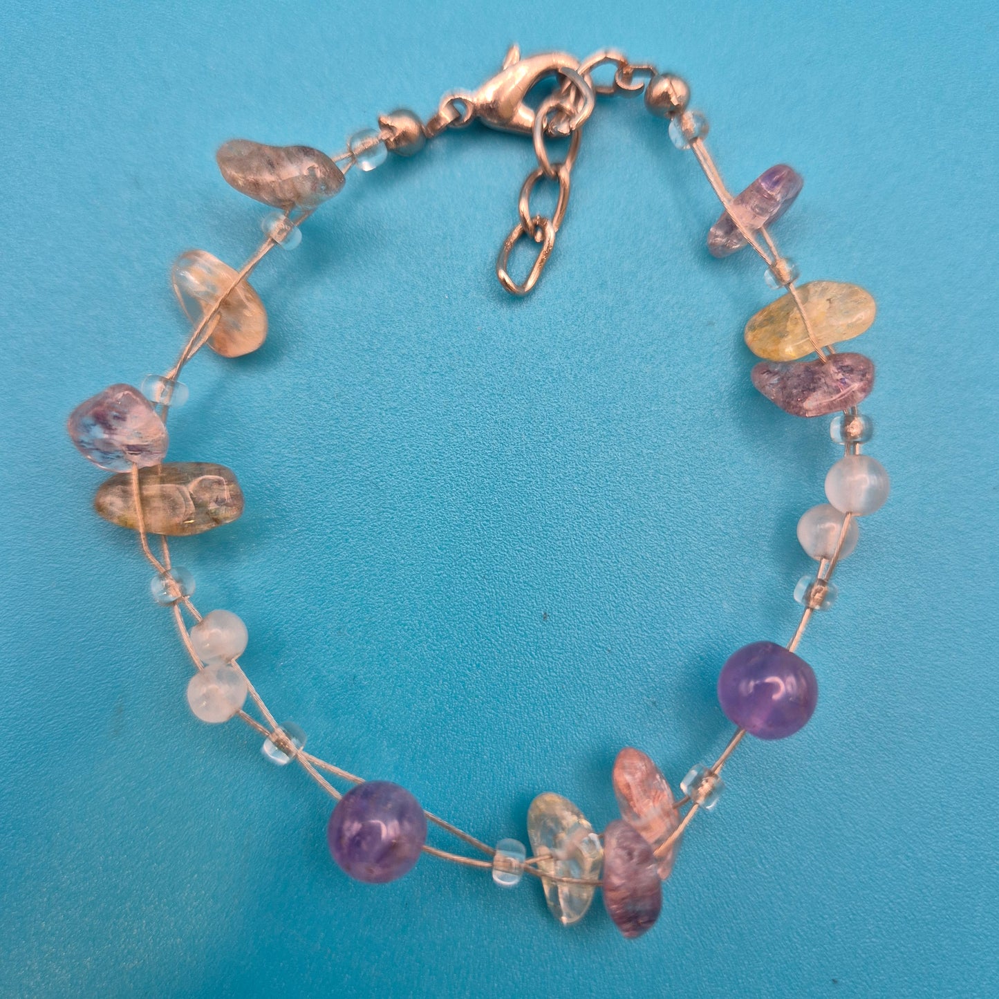 Zartes Edelstein-Armband mit Amethysten und Splitterperlen