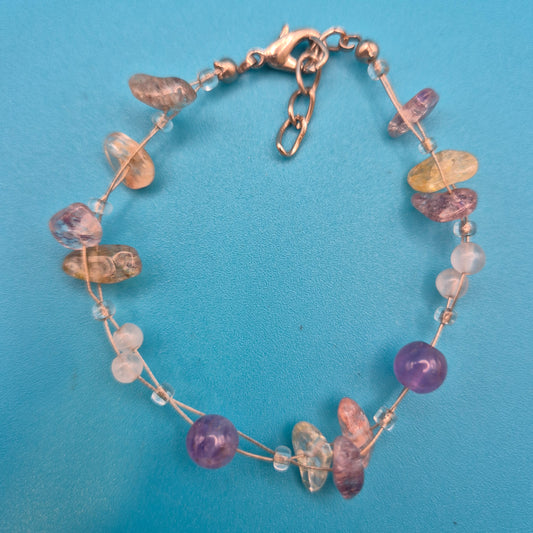 Zartes Edelstein-Armband mit Amethysten und Splitterperlen