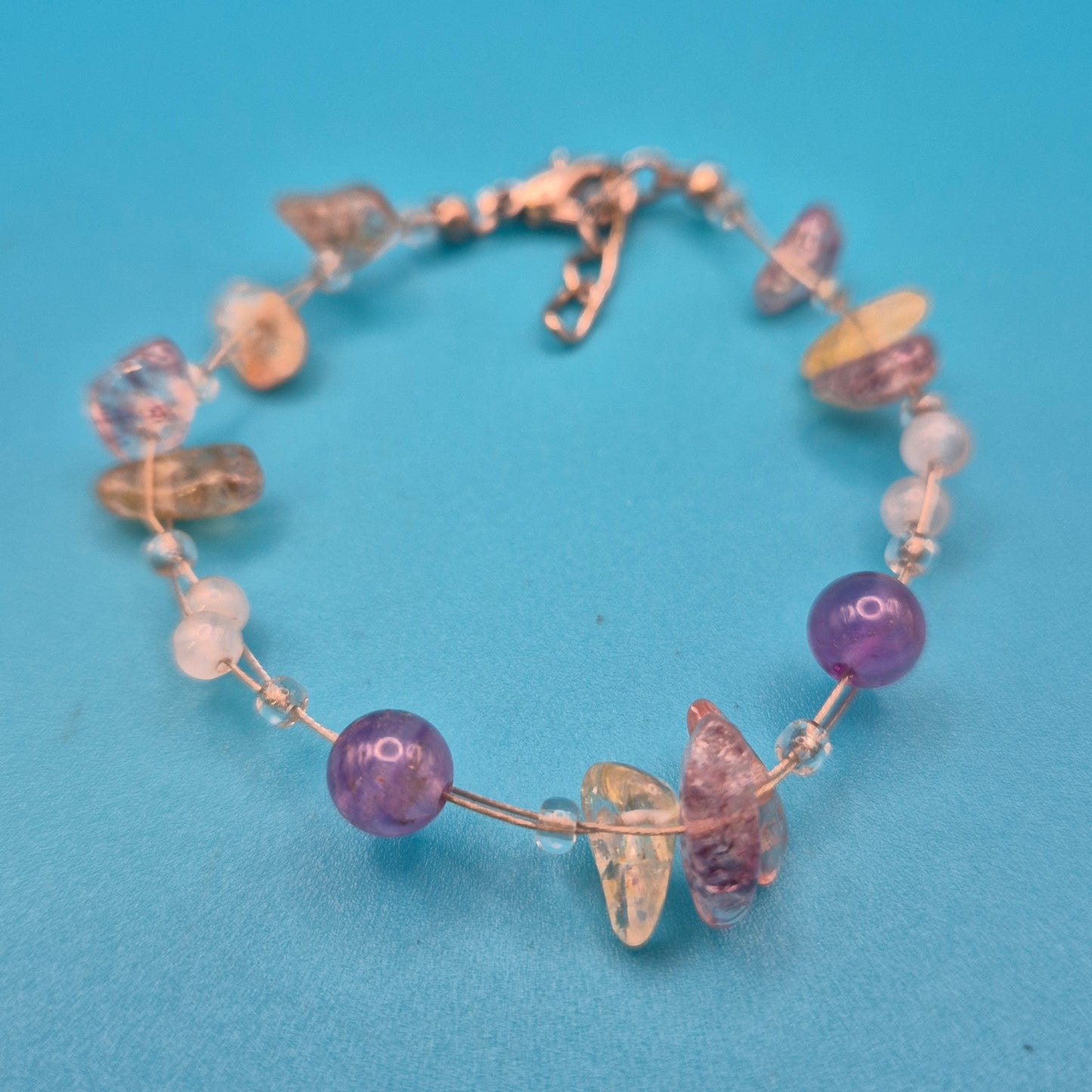 Zartes Edelstein-Armband mit Amethysten und Splitterperlen