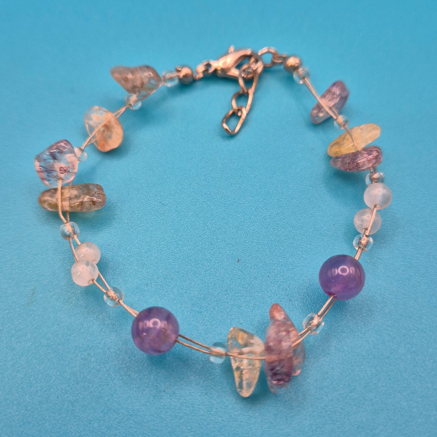 Zartes Edelstein-Armband mit Amethysten und Splitterperlen