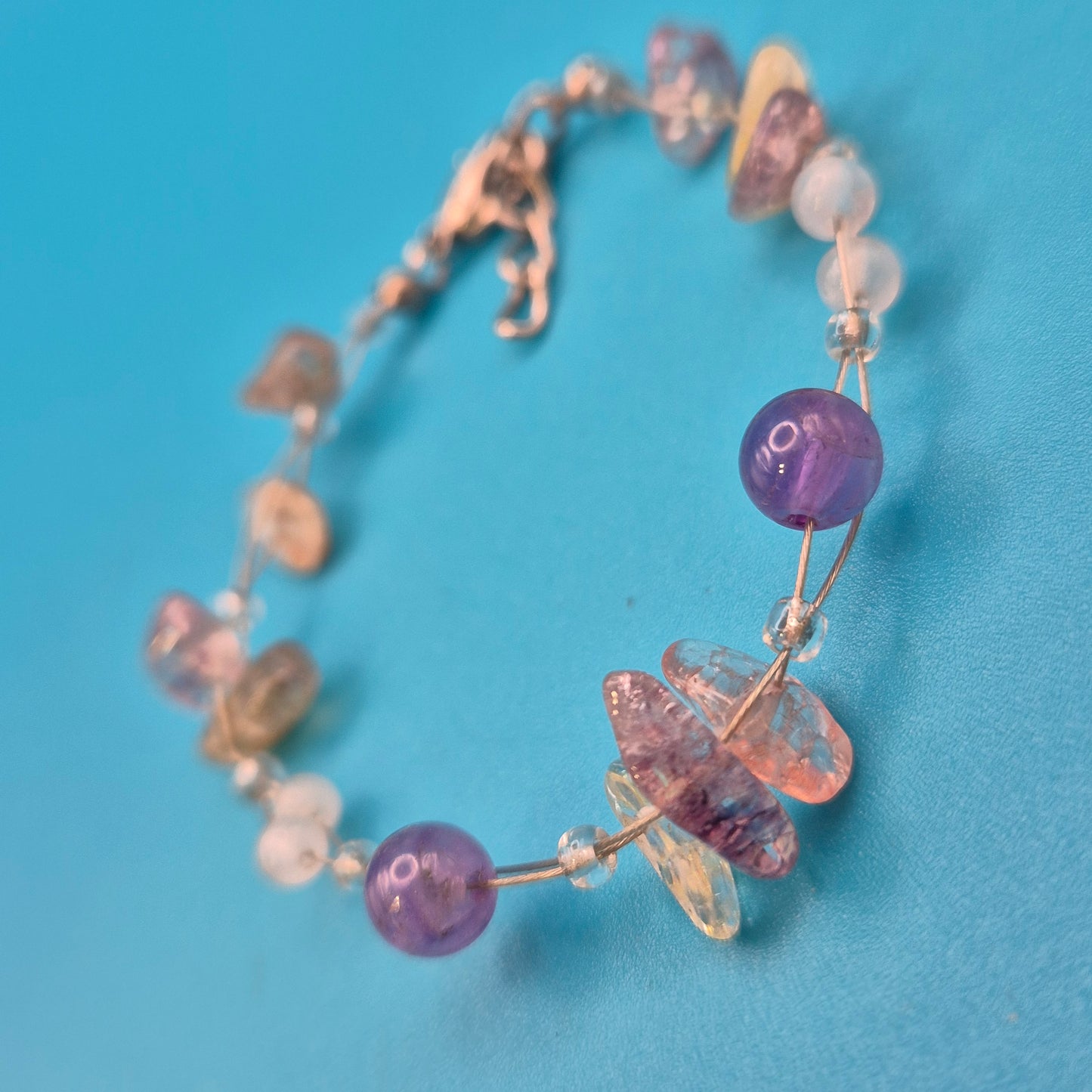 Zartes Edelstein-Armband mit Amethysten und Splitterperlen