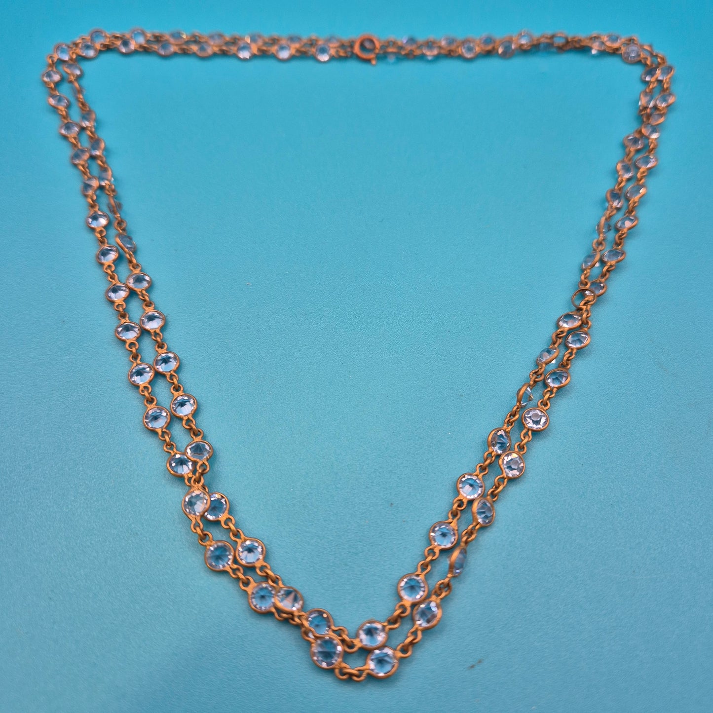 Lange Vintage Halskette mit hellblauen Schmucksteinen in Goldton