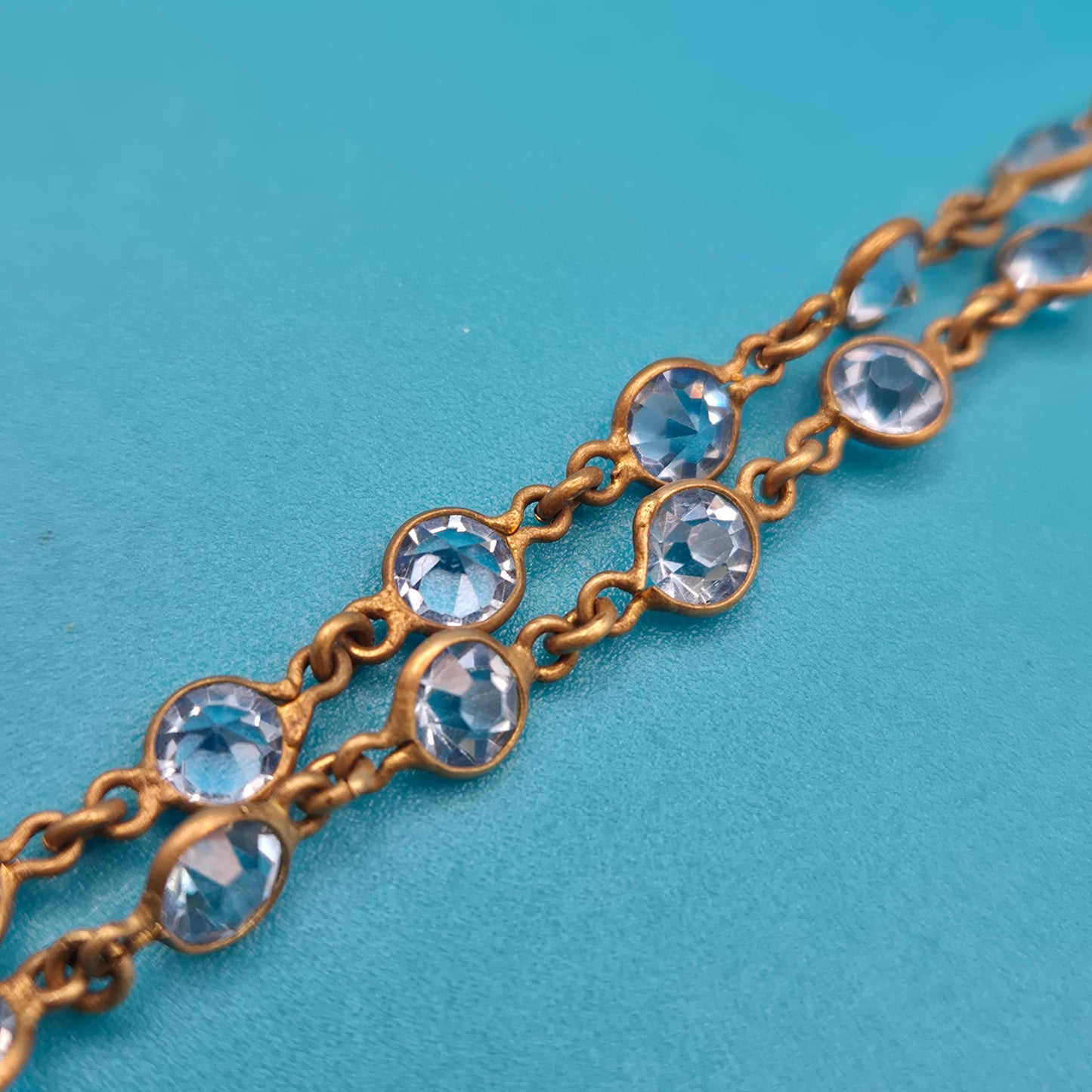 Lange Vintage Halskette mit hellblauen Schmucksteinen in Goldton