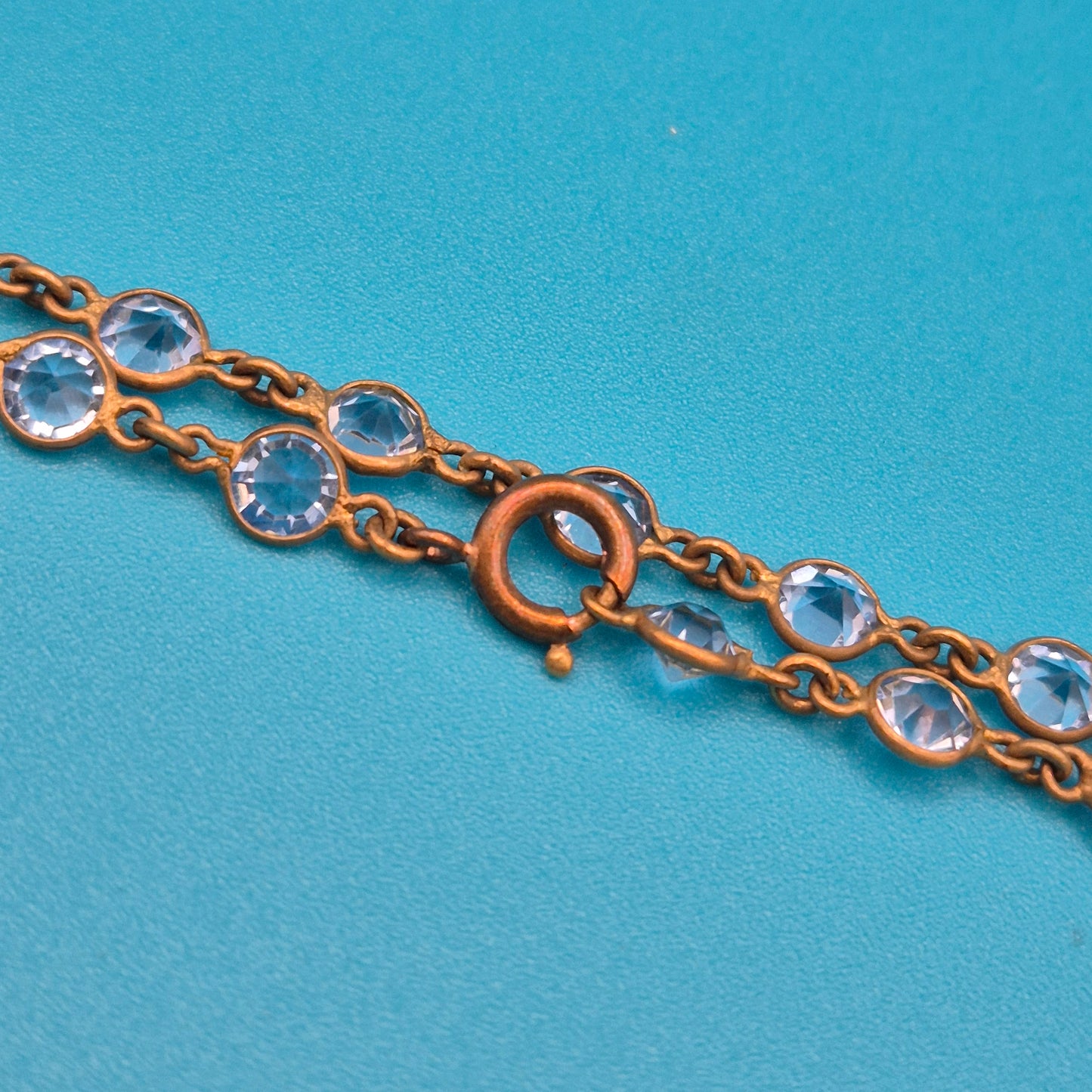 Lange Vintage Halskette mit hellblauen Schmucksteinen in Goldton