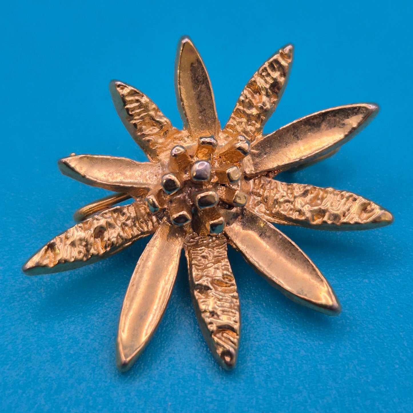 Vintage Designer Brosche in Blumenform Strukturierte Goldlegierung