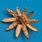 Vintage Designer Brosche in Blumenform Strukturierte Goldlegierung