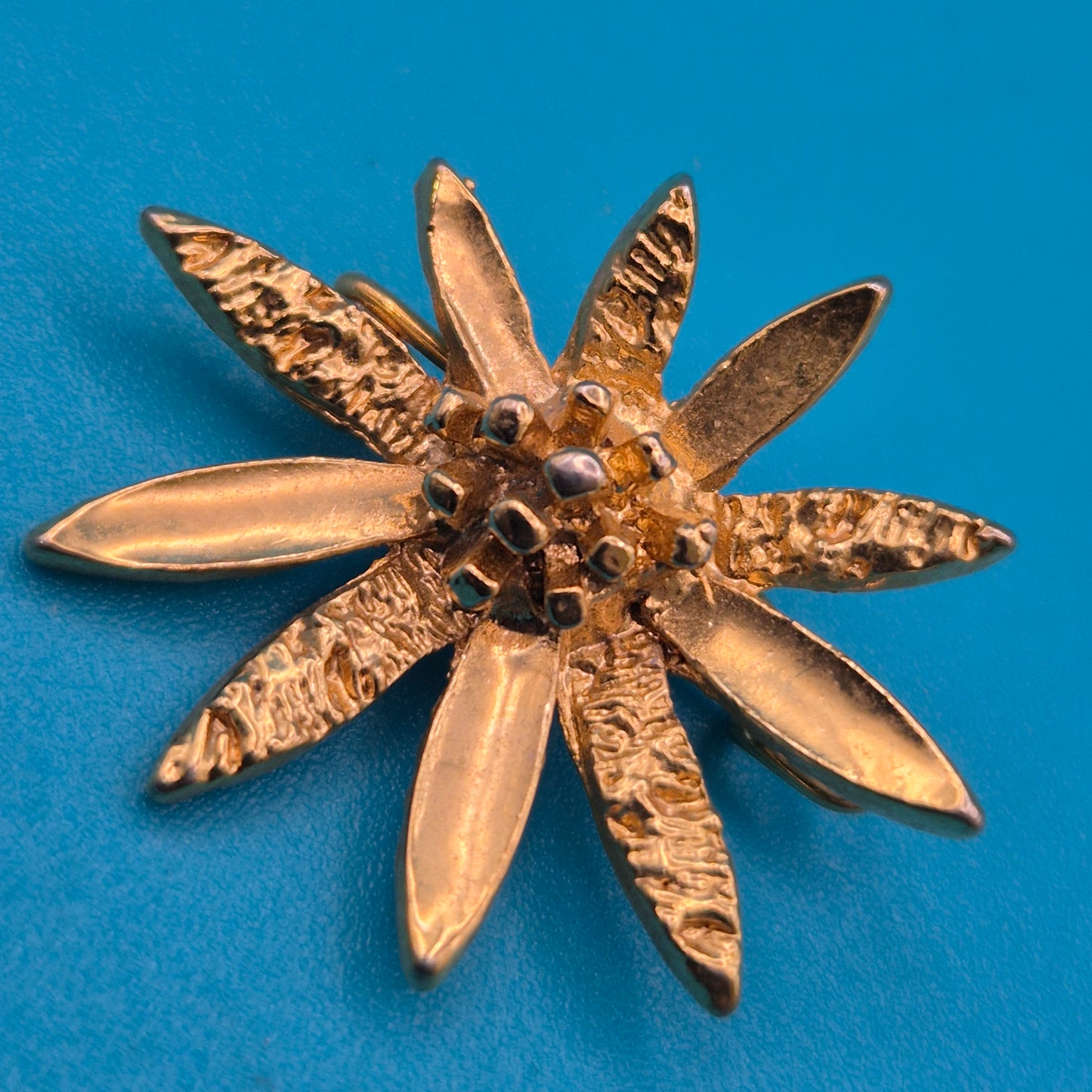 Vintage Designer Brosche in Blumenform Strukturierte Goldlegierung