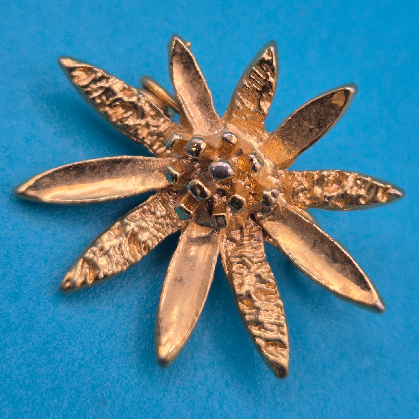 Vintage Designer Brosche in Blumenform Strukturierte Goldlegierung