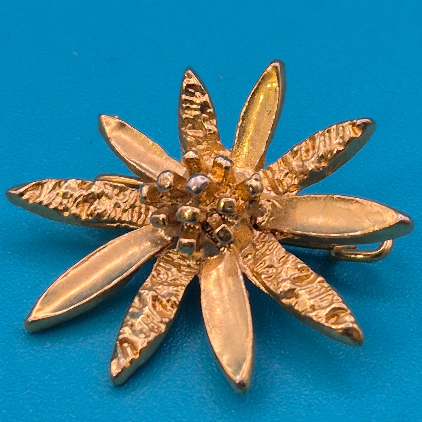 Vintage Designer Brosche in Blumenform Strukturierte Goldlegierung