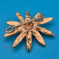 Vintage Designer Brosche in Blumenform Strukturierte Goldlegierung