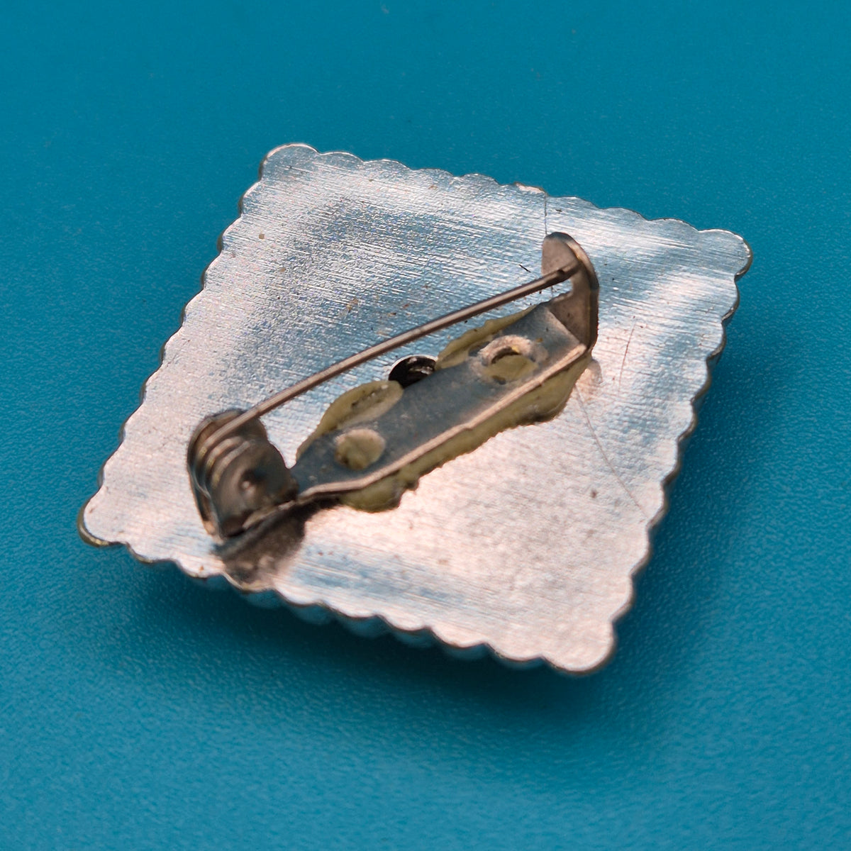 Vintage Brosche quadratisch mit silbern glänzenden Kugel-Elementen