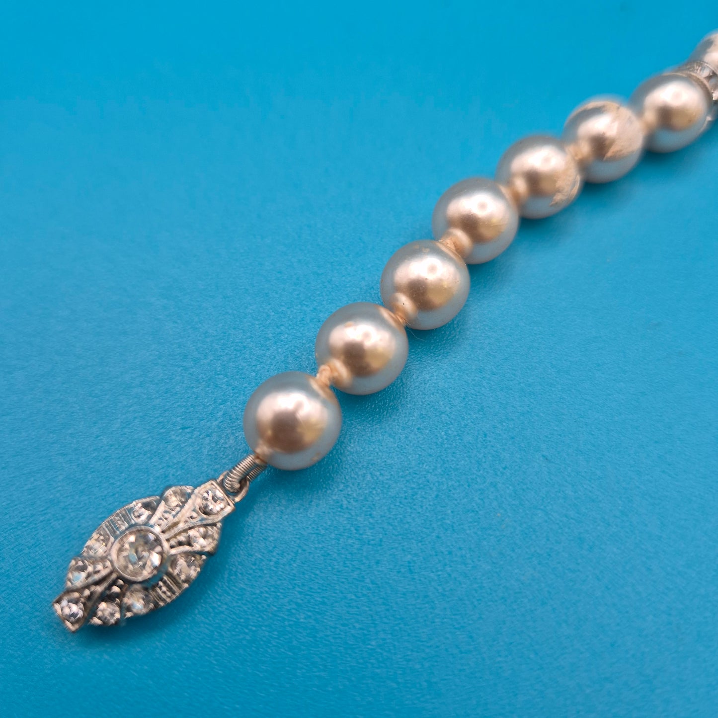 Elegantes Vintage-Perlenarmband mit Strass-Verzierungen und Schließe