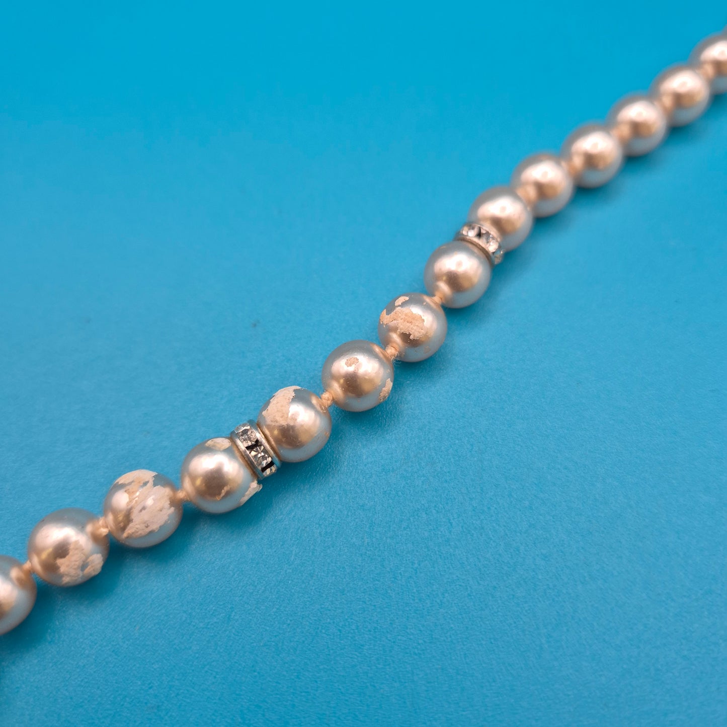 Elegantes Vintage-Perlenarmband mit Strass-Verzierungen und Schließe