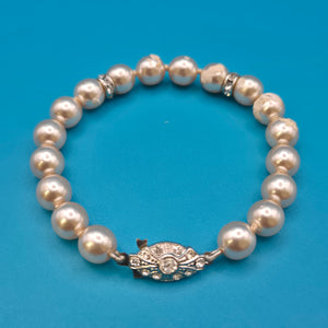 Elegantes Vintage-Perlenarmband mit Strass-Verzierungen und Schließe