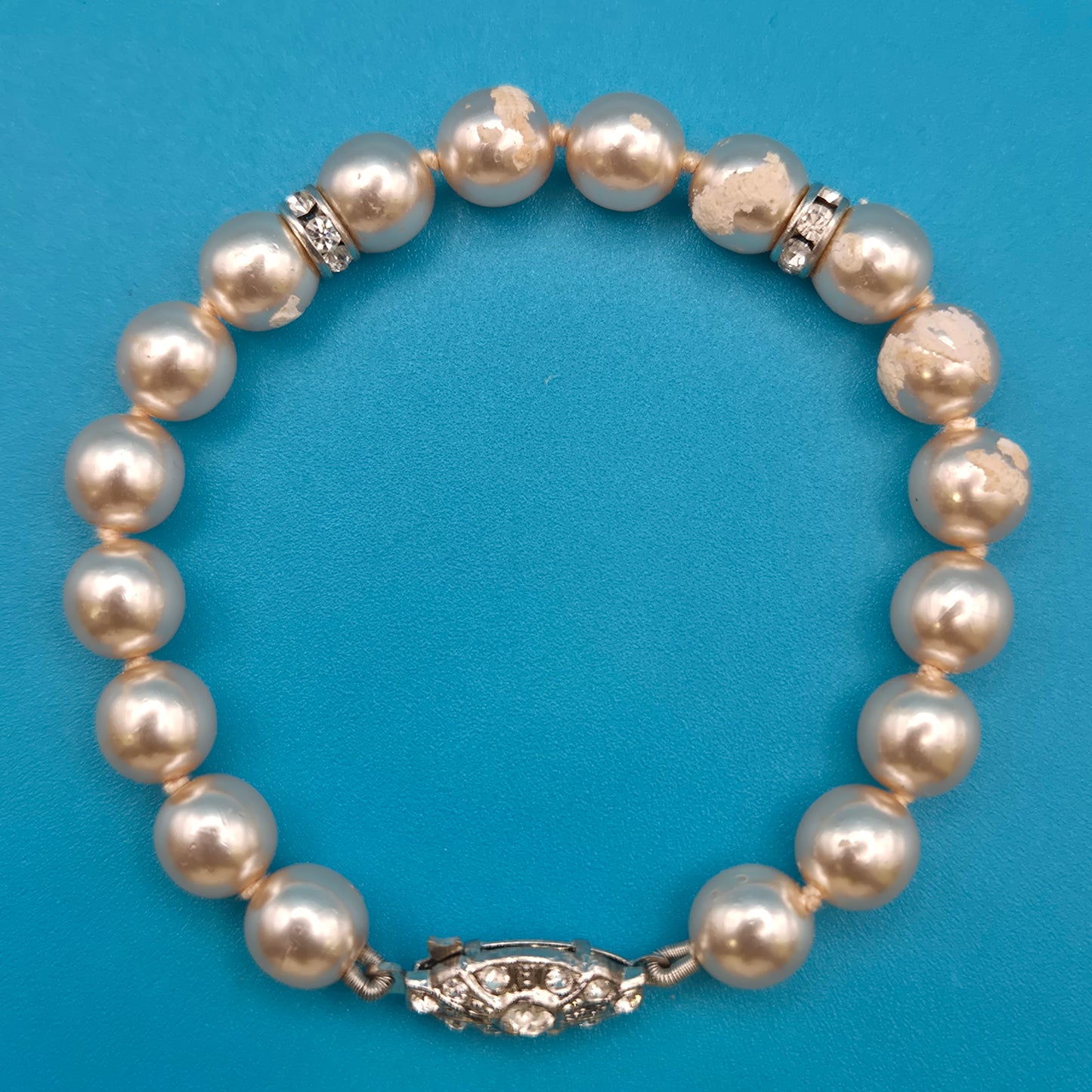 Elegantes Vintage-Perlenarmband mit Strass-Verzierungen und Schließe