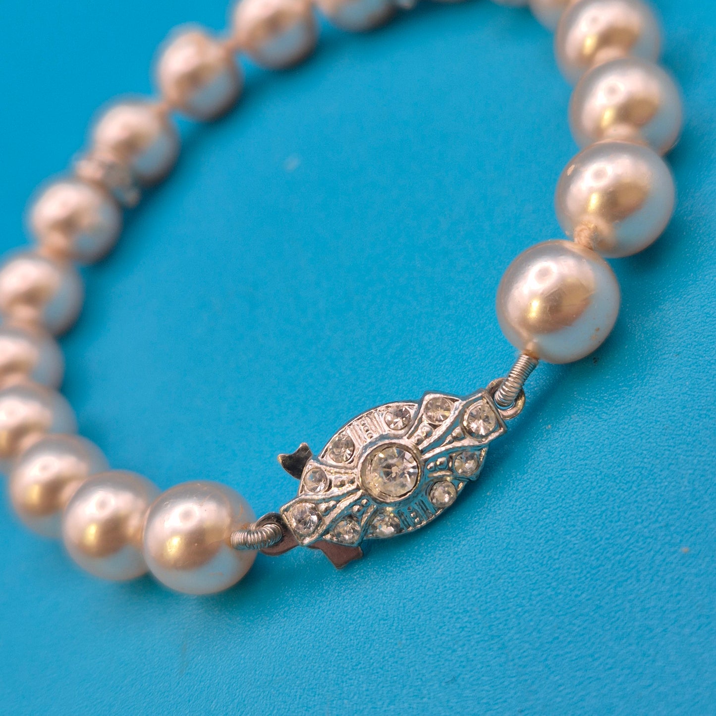 Elegantes Vintage-Perlenarmband mit Strass-Verzierungen und Schließe