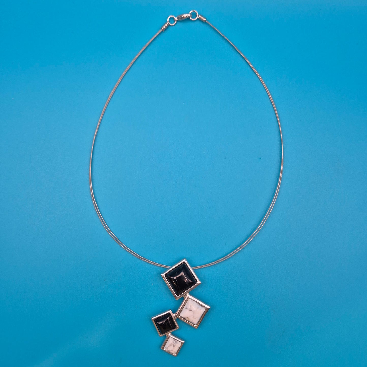 Modernistisches Designer-Collier mit geometrischen Onyx- und Marmor-Elementen