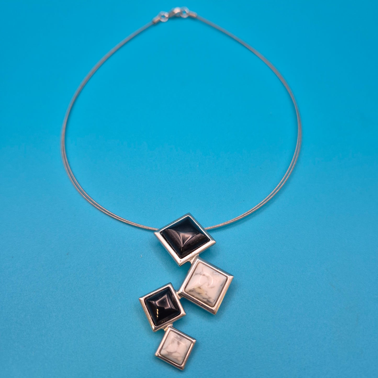 Modernistisches Designer-Collier mit geometrischen Onyx- und Marmor-Elementen